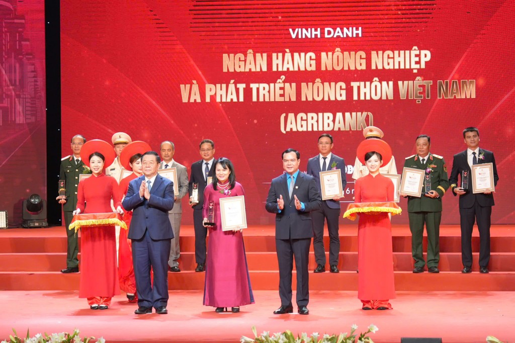 Bà Phùng Thị Bình hiện là Phó Tổng Giám đốc Ngân hàng Nông nghiệp và Phát triển Nông thôn Việt Nam (Agribank). 