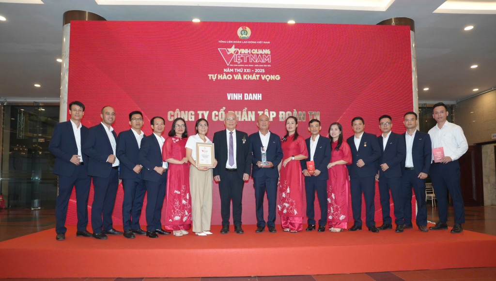 Tập thể lãnh đạo và cán bộ công nhân viên Tập đoàn TH tại buổi lễ