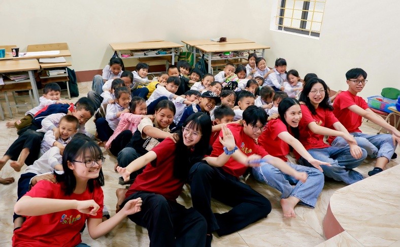 Chiến dịch “Họa Màu Nắng - Vẽ Nét Thương” do Tổ chức Học sinh Thiện nguyện Việt Nam phát tại điểm trường Lũng Hoài