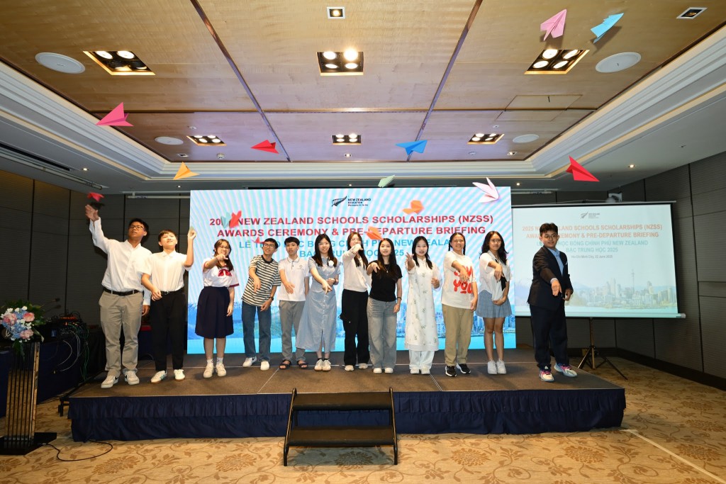 Các tân chủ nhân cùng thực hiện nghi thức phóng máy bay giấy mang theo ước mơ của bản thân, và gửi lời chúc cho một hành trình mới tại đất nước New Zealand xinh đẹp