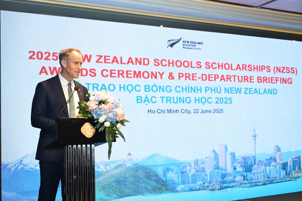 Ông Scott James - Tổng Lãnh sự kiêm Tham tán Thương mại New Zealand tại Việt Nam - phát biểu tại Lễ trao Học bổng NZSS 2025