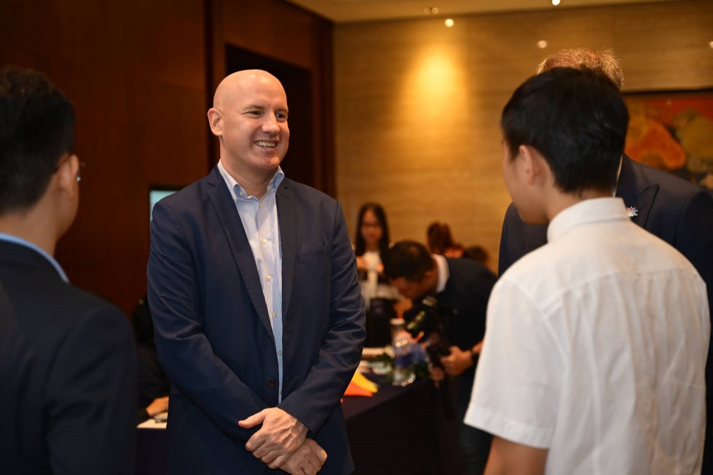 Ông Ben Burrowes trò chuyện và chia sẻ thông tin cùng các học sinh đạt Học bổng NZSS 2025