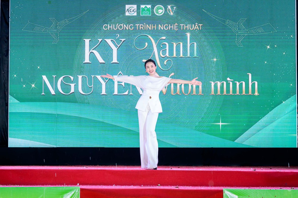MC Ngân Hà táo bạo với đêm nghệ thuật giữa cơn mưa tháng 6