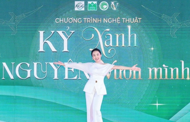 MC Ngân Hà táo bạo với đêm nghệ thuật giữa cơn mưa tháng 6