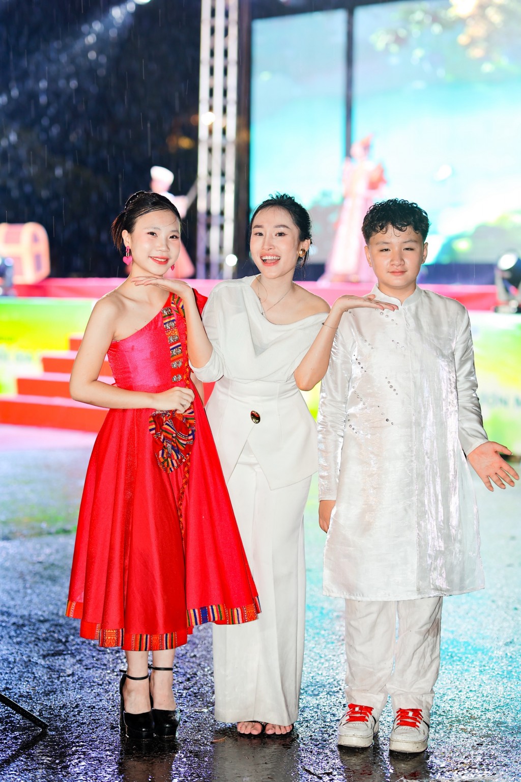 MC Ngân Hà táo bạo với đêm nghệ thuật giữa cơn mưa tháng 6