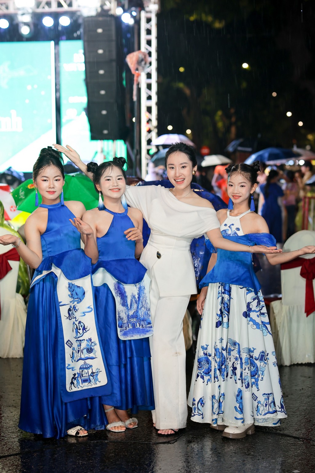 MC Ngân Hà cùng các nghệ sĩ nhí biểu diễn tại chương trình