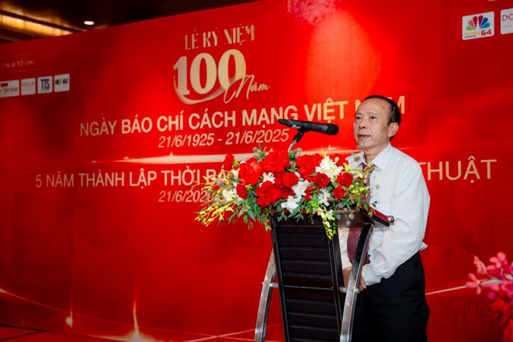 Nhà văn, nhà báo Hoàng Dự - Tổng Biên tập Thời báo Văn học Nghệ thuật phát biểu khai mạc chương trình