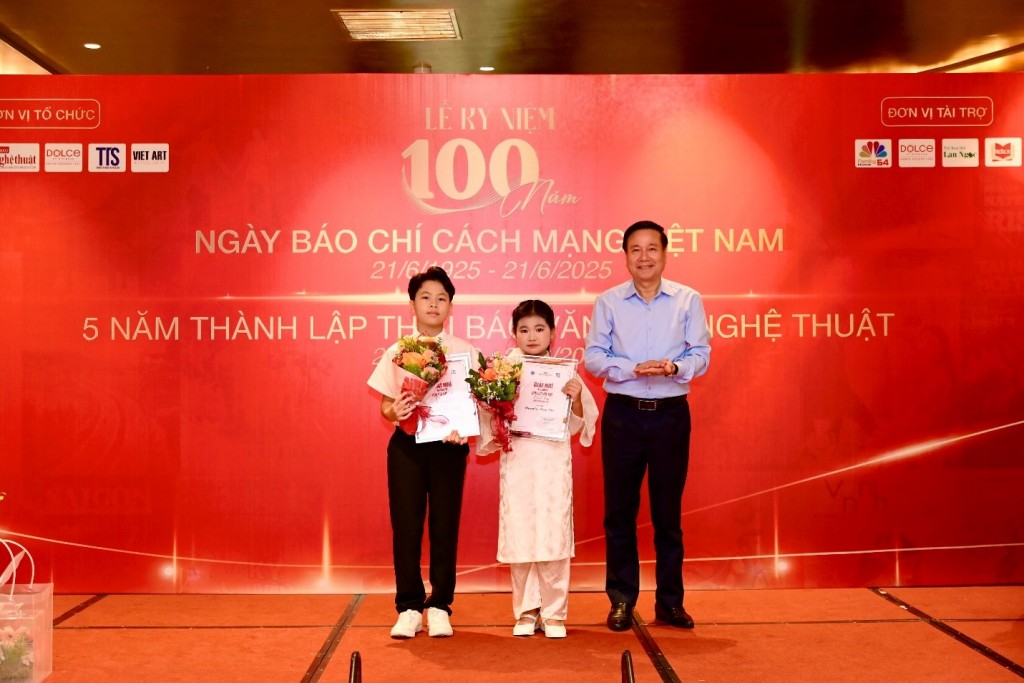 Tác giả nhí Dương Bảo Nam và Nguyễn Diệp Chi  Giải Nhì Cuộc thi “Báo chí lan tỏa tinh hoa, khơi nguồn sáng tạo”