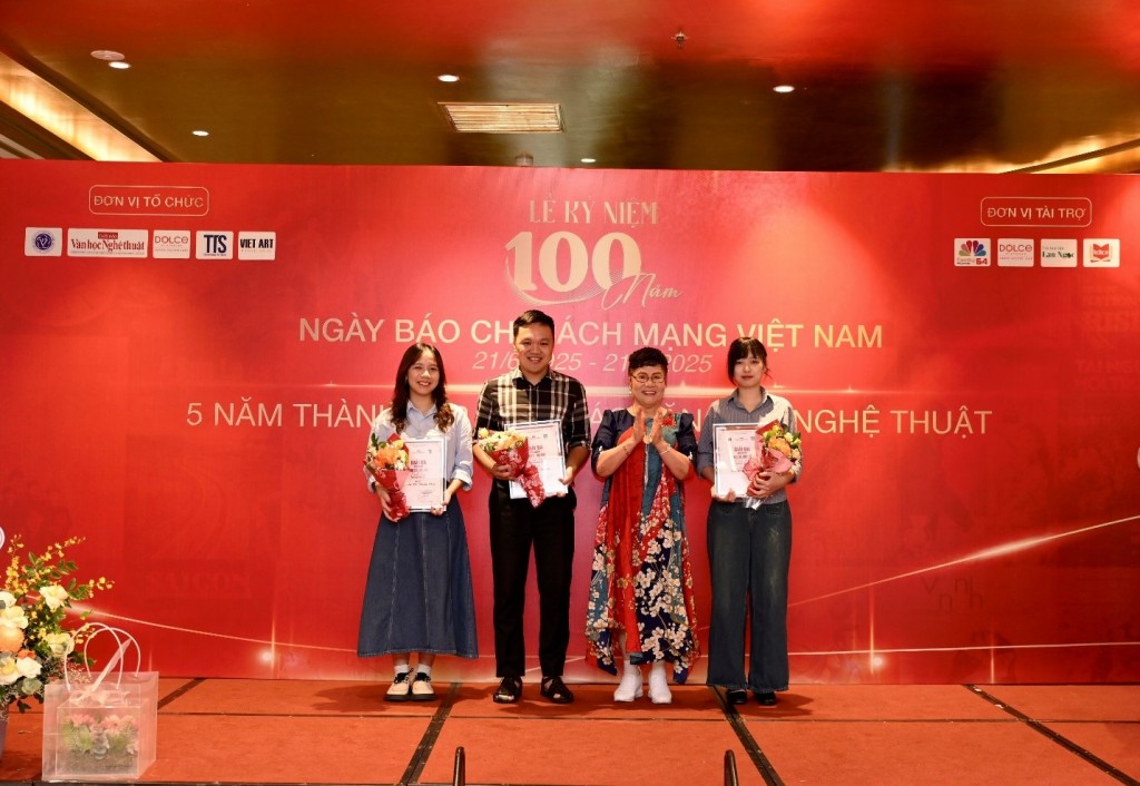 Các tác giả dành giải Ba cuộc thi “Báo chí lan tỏa tinh hoa, khơi nguồn sáng tạo”