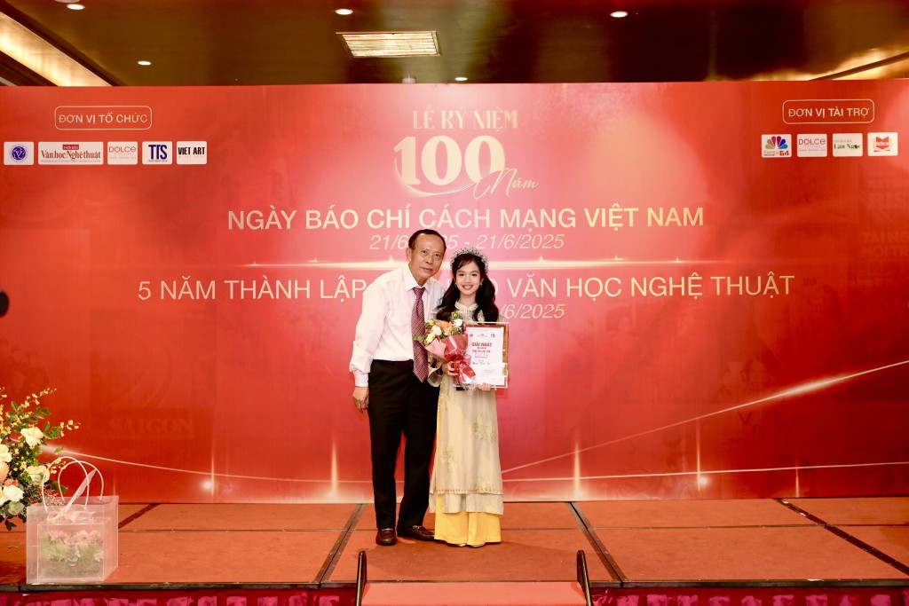 Tác giả nhí Mầu Tuệ An  Giải Nhất Cuộc thi “Báo chí lan tỏa tinh hoa, khơi nguồn sáng tạo”