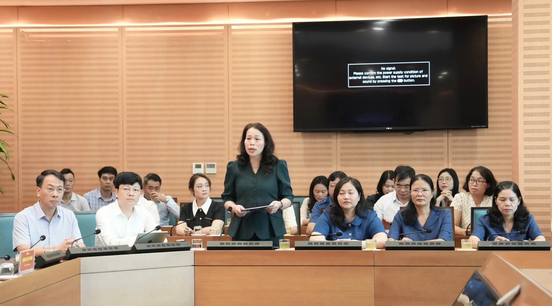 Phó Giám đốc Sở Nội vụ Nguyễn Thị Liễu công bố các Quyết định của Chủ tịch UBND TP Hà Nội Trần Sỹ Thanh về công tác cán bộ