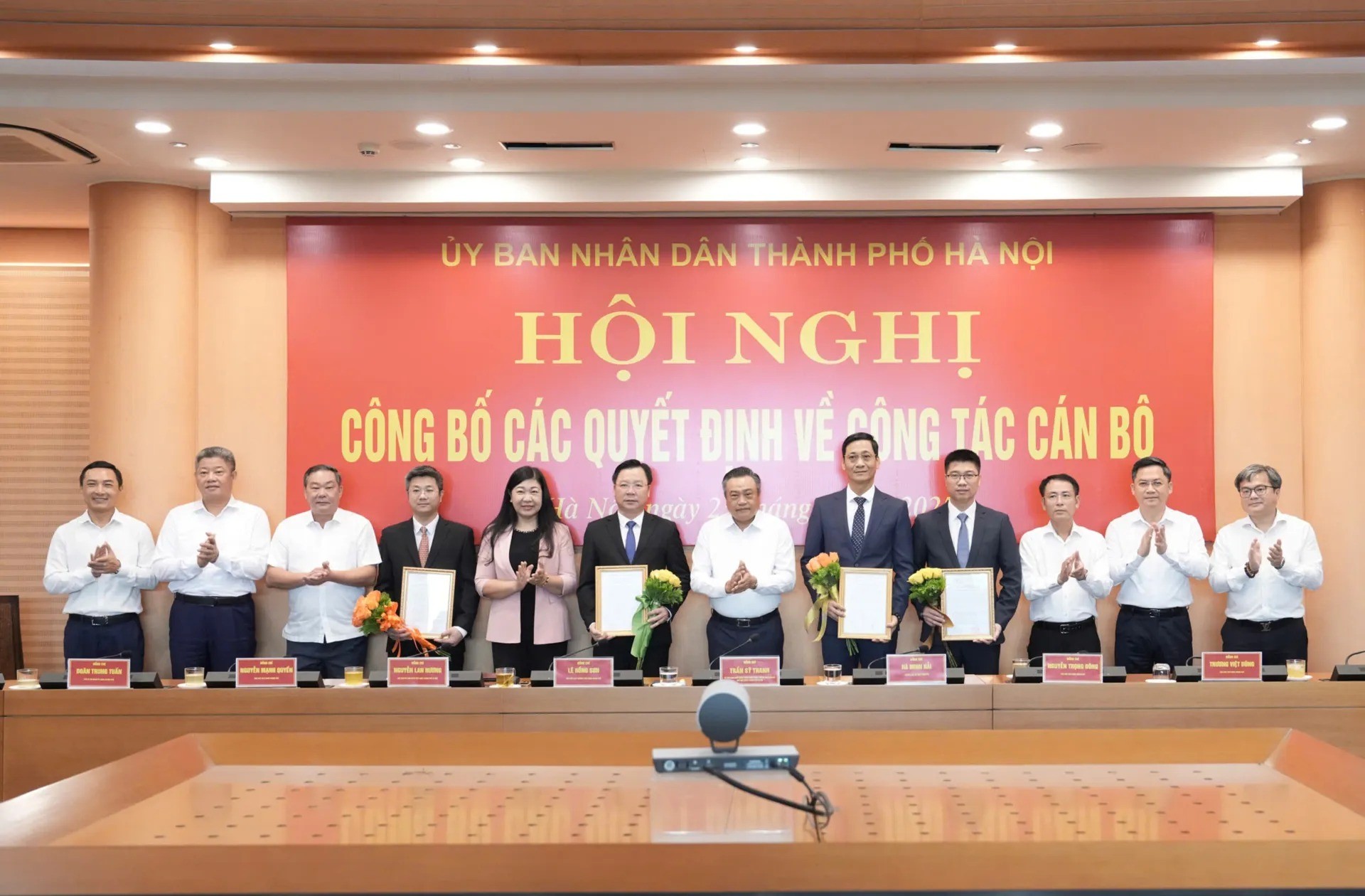 Chủ tịch UBND TP Hà Nội Trần Sỹ Thanh tặng hoa và trao Quyết định cho các đồng chí vừa được tiếp nhận, điều động, bổ nhiệm