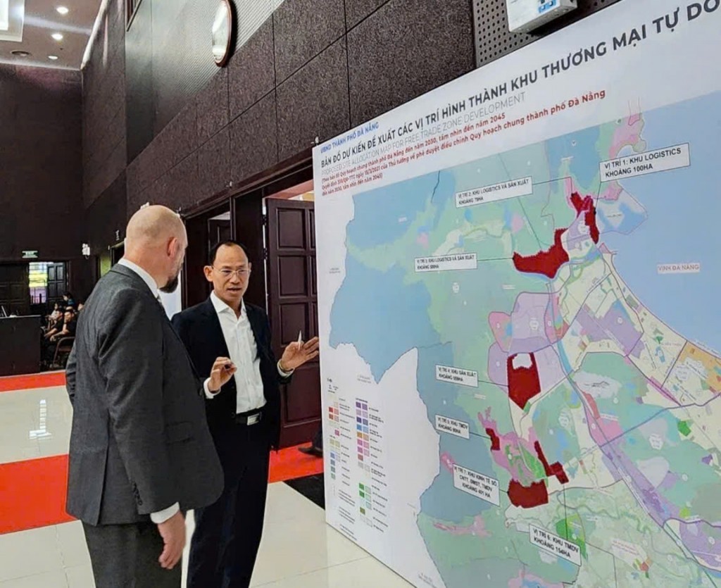 Ông Richard McClellan - đại diện Tập đoàn Terne Holdings và The One Destination và ông Mai Công Hồ - Tổng Giám đốc Công ty Đầu tư Sài Gòn - Đà Nẵng trao đổi về quy hoạch Khu thương mại tự do Đà Nẵng