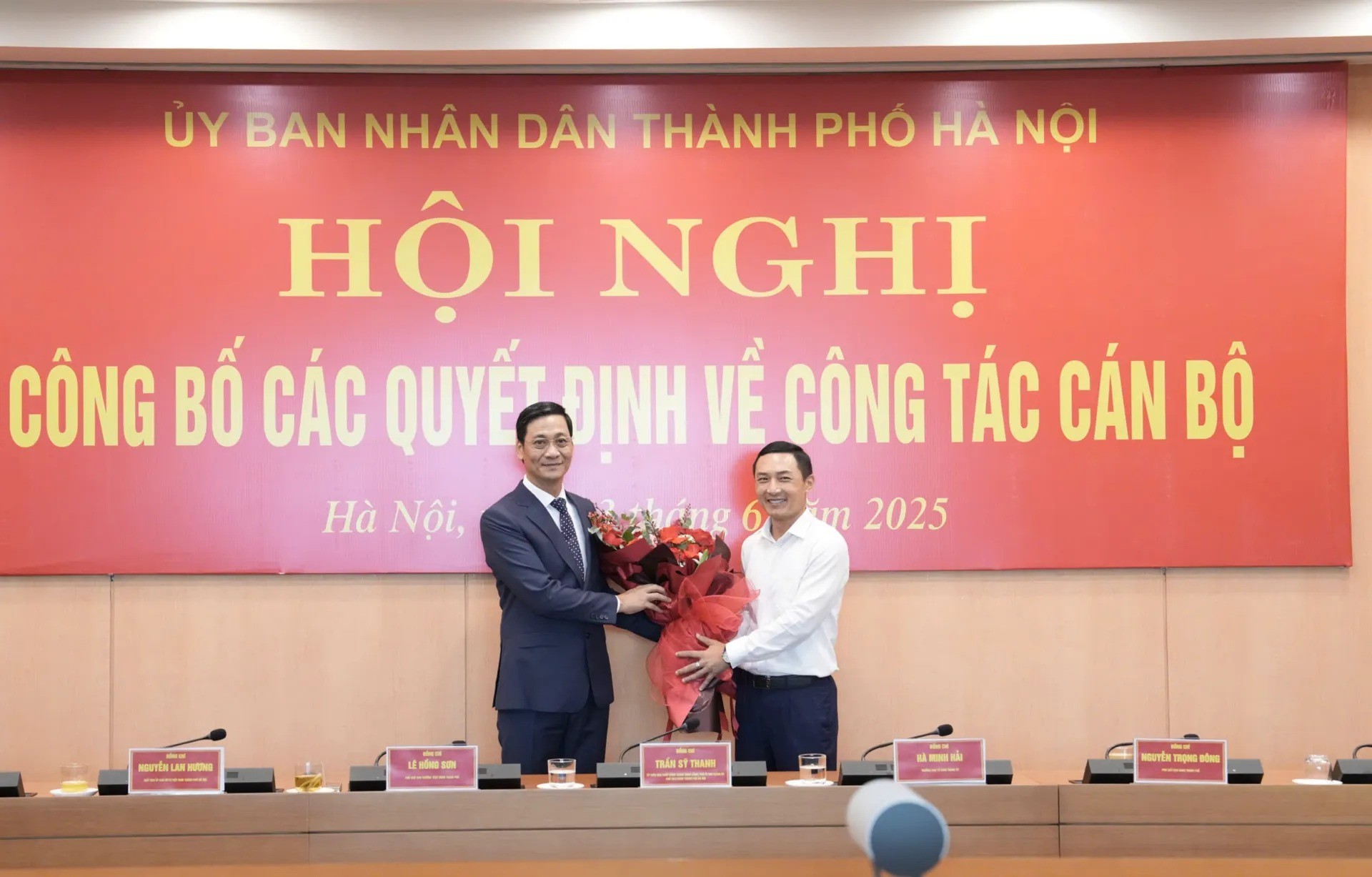 Phó Bí thư Đảng ủy UBND TP Hà Nội Doãn Trung Tuấn tặng hoa, chúc mừng ông Lê Thanh Nam