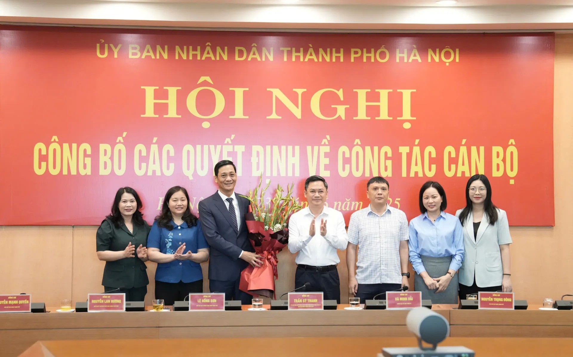 Trưởng Ban Tổ chức Thành ủy Hà Nội Hà Minh Hải tặng hoa, chúc mừng tân Chánh Văn phòng UBND thành phố Hà Nội Lê Thanh Nam