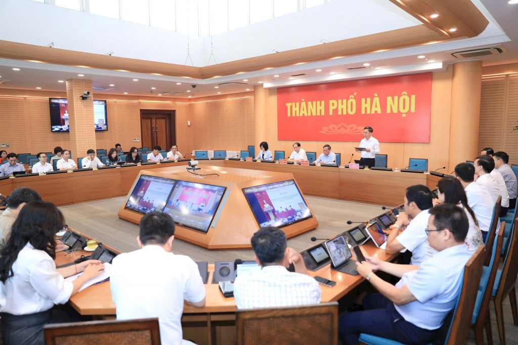Các đại biểu thành phố Hà Nội tham dự hội nghị trực tuyến tại điểm cầu trụ sở UBND thành phố. Ảnh: Quang Thái