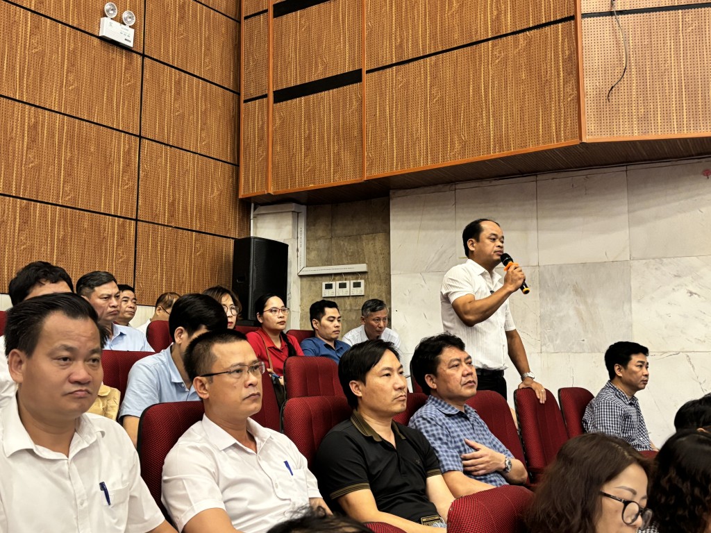 Các cán bộ trao đổi tại hội nghị