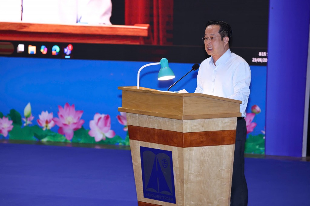 Giám đốc Sở GD&ĐT Hà Nội Trần Thế Cương phát biểu tại hội nghị. Ảnh: Thanh Tùng