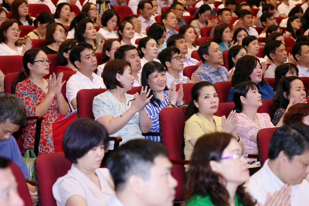 Hội nghị được tổ chức trực tiếp kết hợp trực tuyến. Ảnh: Thanh Tùng