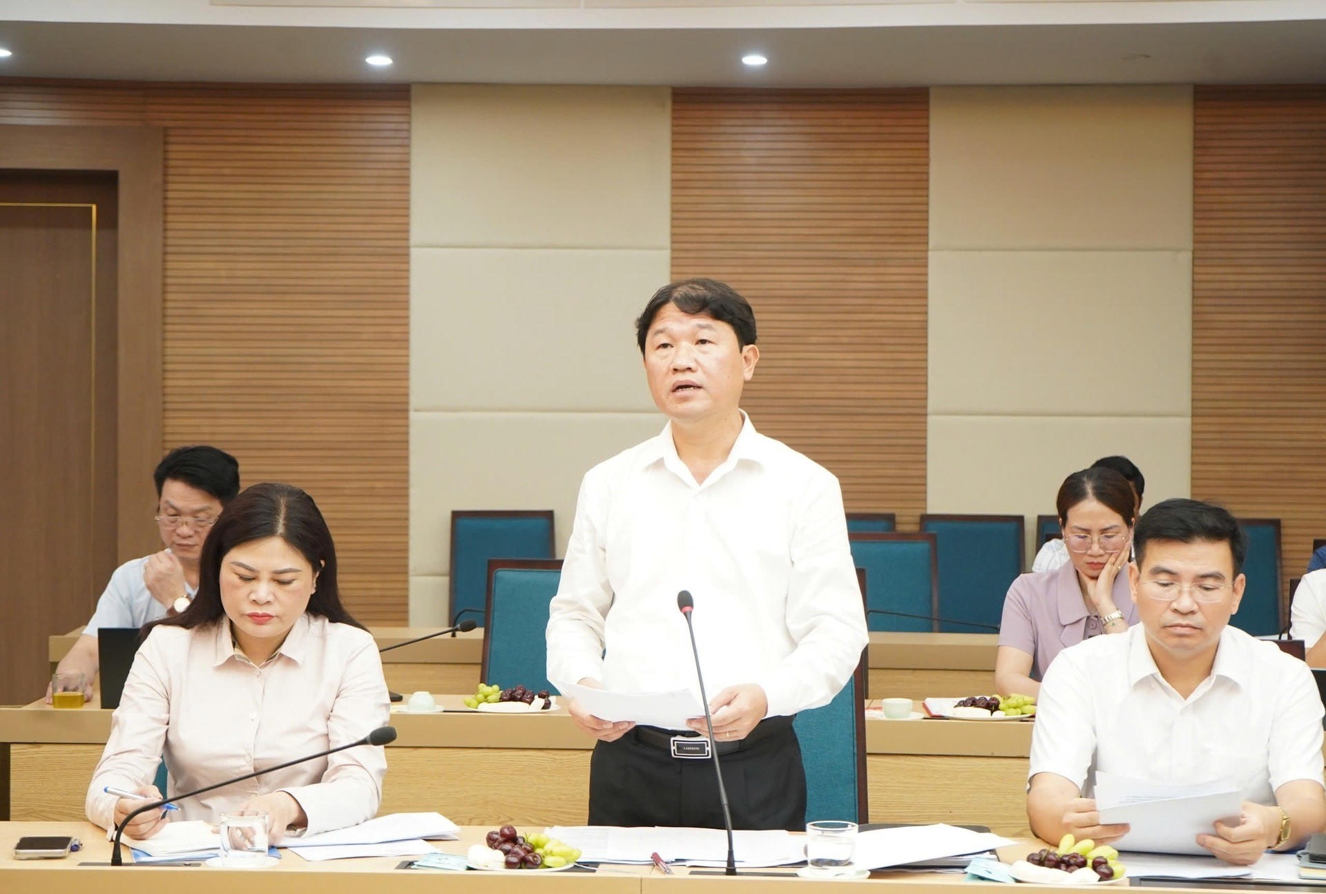 Phó Chủ tịch UBND huyện Gia Lâm Trương Văn Học báo cáo với Tổ công tác số 5. Ảnh: Ánh Dương