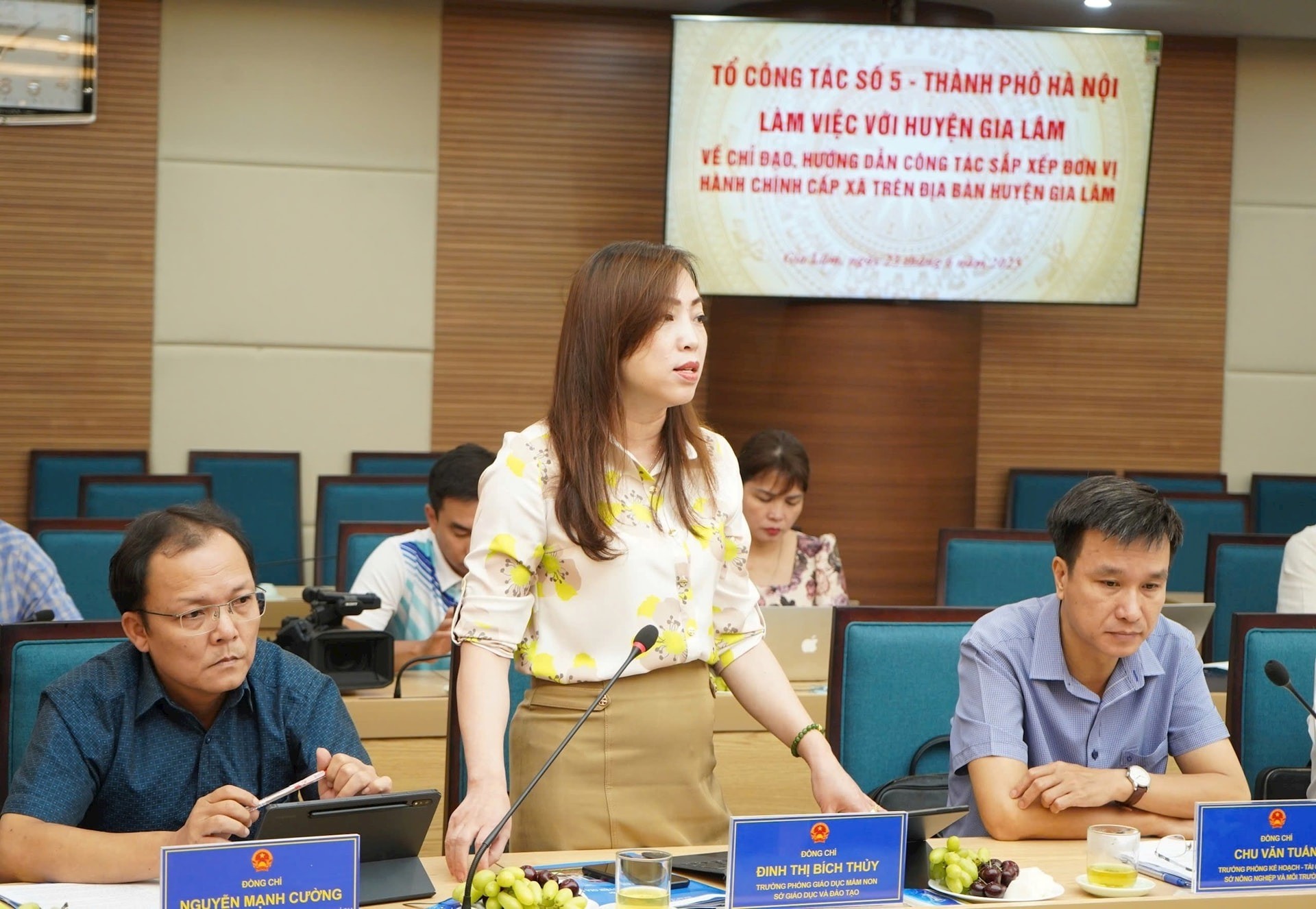 Các thành viên Tổ công tác số 5 của thành phố giải đáp, hướng dẫn huyện Gia Lâm những vấn đề còn vướng mắc. Ảnh: Ánh Dương