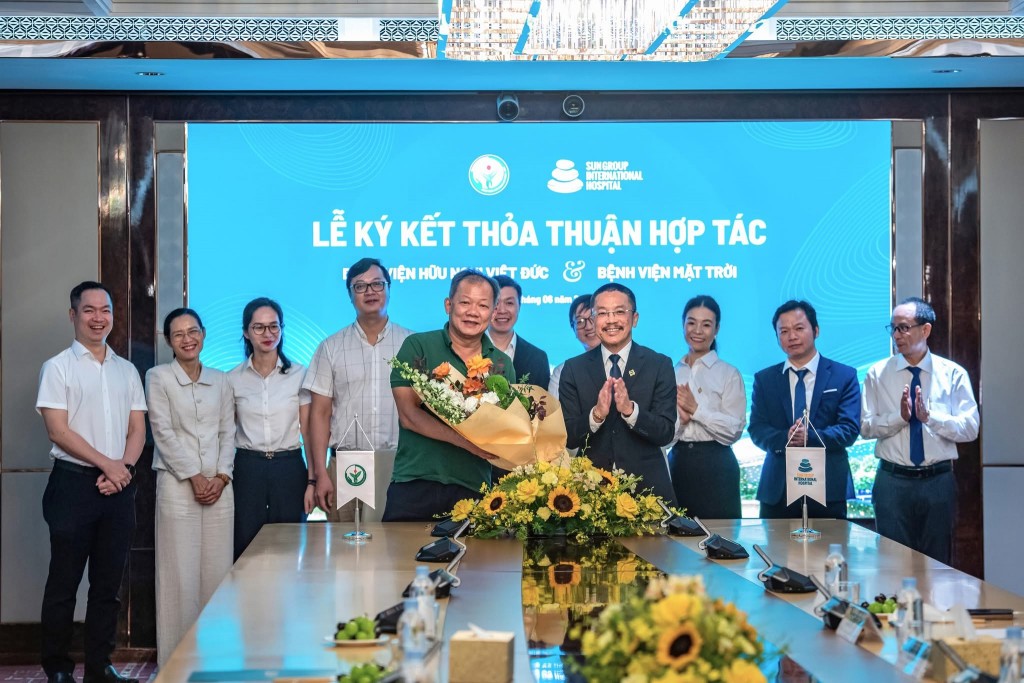 TS.BS Dương Đức Hùng – Giám đốc Bệnh viện Hữu nghị Việt Đức (bên trái) và BS. Nguyễn Quang Thắng - Giám đốc Bệnh viện Mặt Trời (bên phải) thực hiện nghi thức ký kết hợp tác. Ảnh: Bệnh viện Mặt Trời