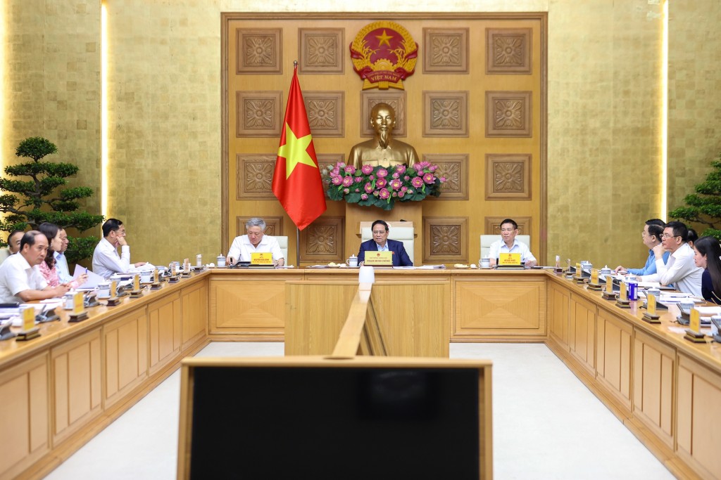 Thủ tướng Phạm Minh Chính chủ trì họp Thường trực Chính phủ với các bộ, ngành để đánh giá tình hình và đưa ra giải pháp ứng phó linh hoạt, kịp thời, hiệu quả với diễn biến tình hình xung đột tại khu vực Trung Đông và các diễn biến mới đây trên thế giới - Ảnh: VGP/Nhật Bắc