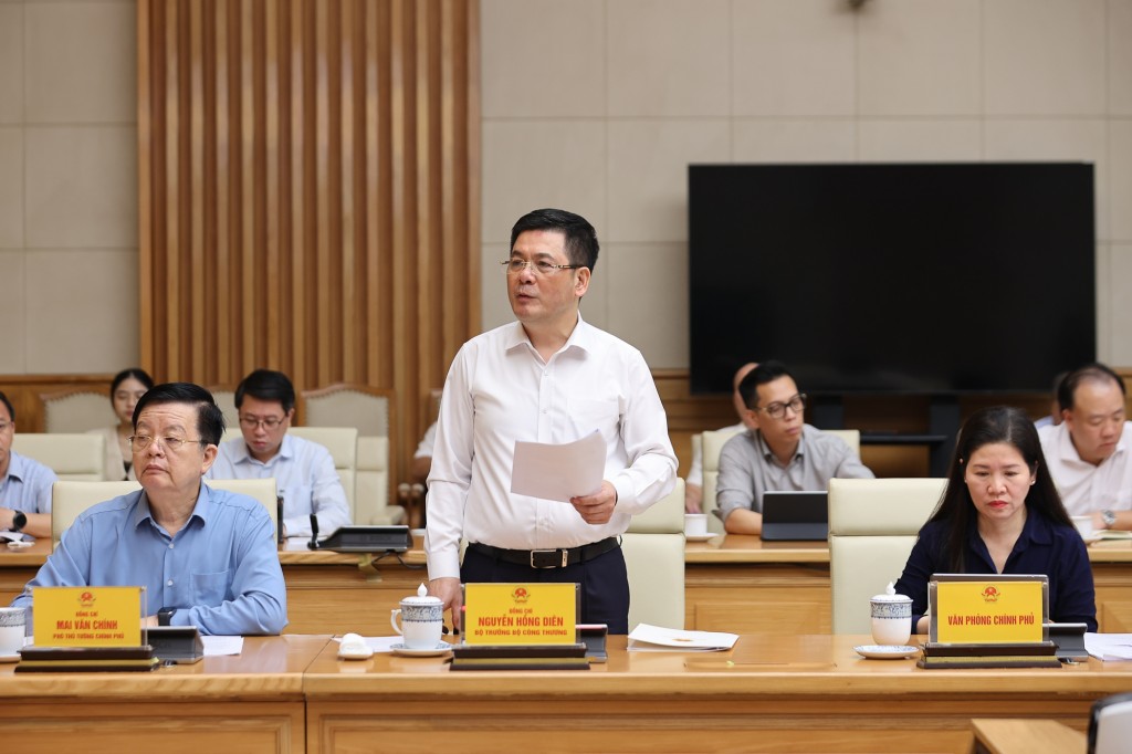 Bộ trưởng Bộ Công Thương Nguyễn Hồng Diên báo cáo tại cuộc họp - Ảnh: VGP/Nhật Bắc