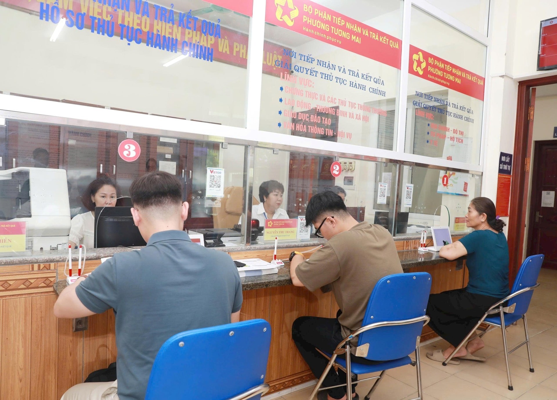 Phường Tương Mai có nhiều công dân đến làm TTHC trong ngày đầu vận hành thử nghiệm.