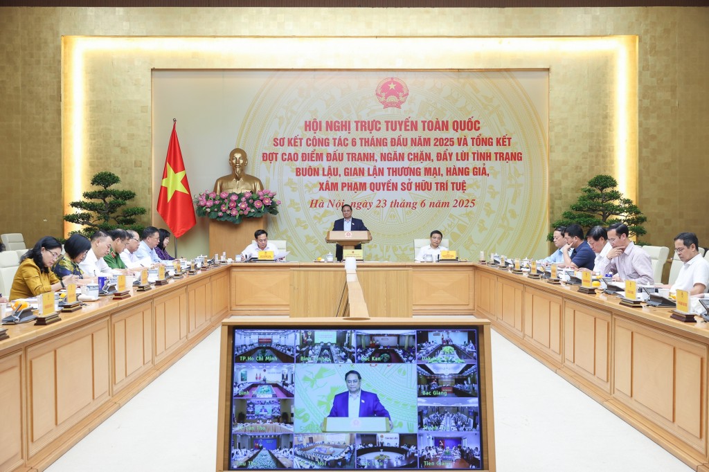 Thủ tướng Phạm Minh Chính chủ trì Hội nghị trực tuyến toàn quốc sơ kết công tác 6 tháng đầu năm 2025 và tổng kết đợt cao điểm đấu tranh, ngăn chặn, đẩy lùi tình trạng buôn lậu, gian lận thương mại, hàng giả, xâm phạm quyền sở hữu trí tuệ - Ảnh: VGP/Nhật Bắc
