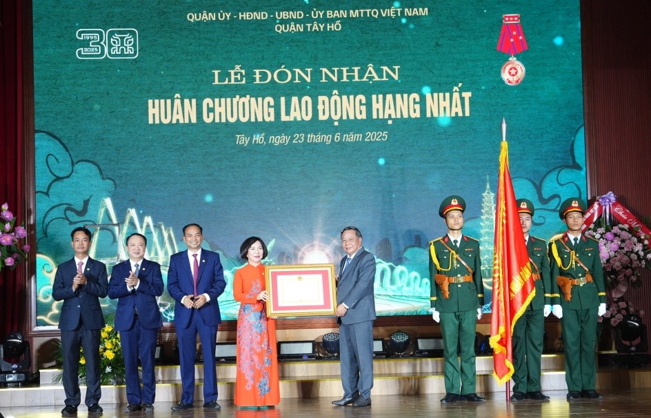 Quận Tây Hồ đón nhận Huân chương Lao động hạng Nhất