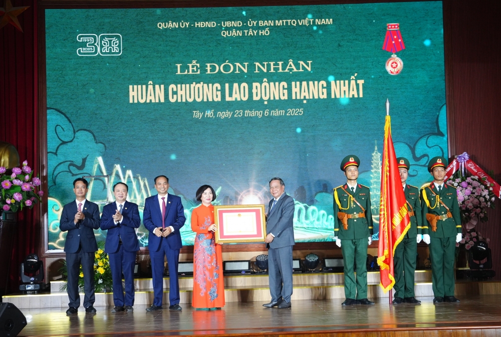 Quận Tây Hồ đón nhận Huân chương Lao động hạng Nhất