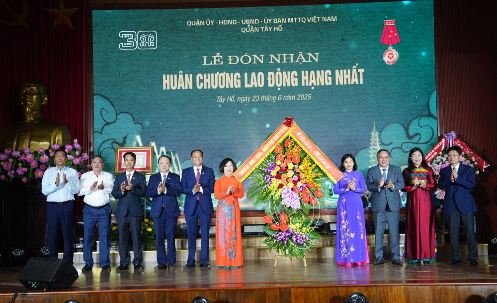 Quận Tây Hồ đón nhận Huân chương Lao động hạng Nhất
