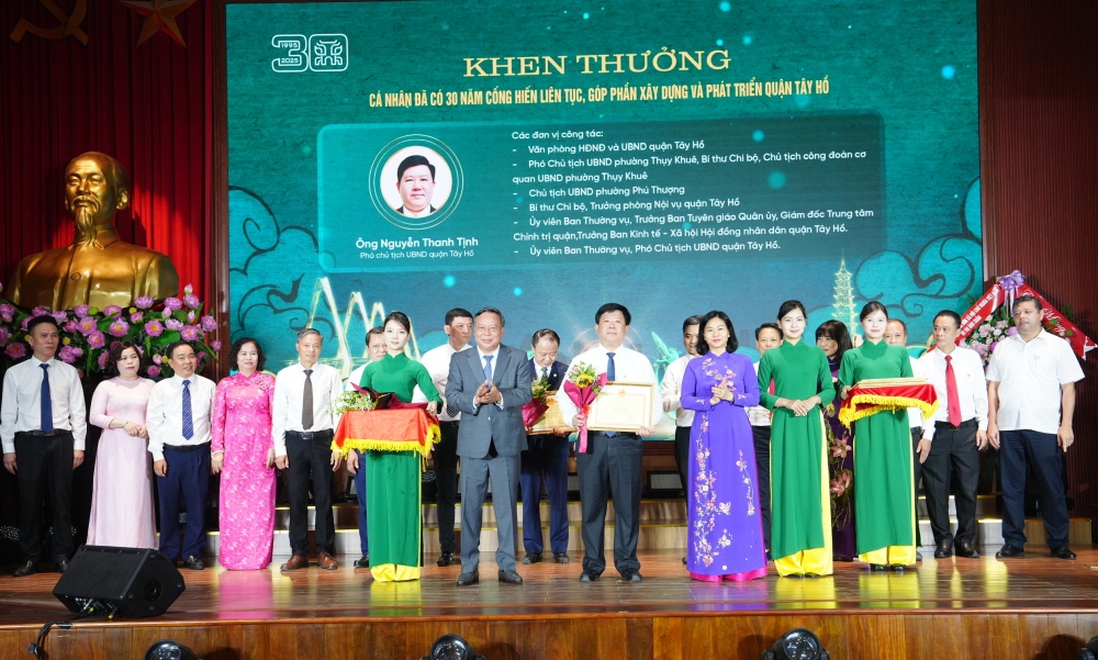 Quận Tây Hồ đón nhận Huân chương Lao động hạng Nhất