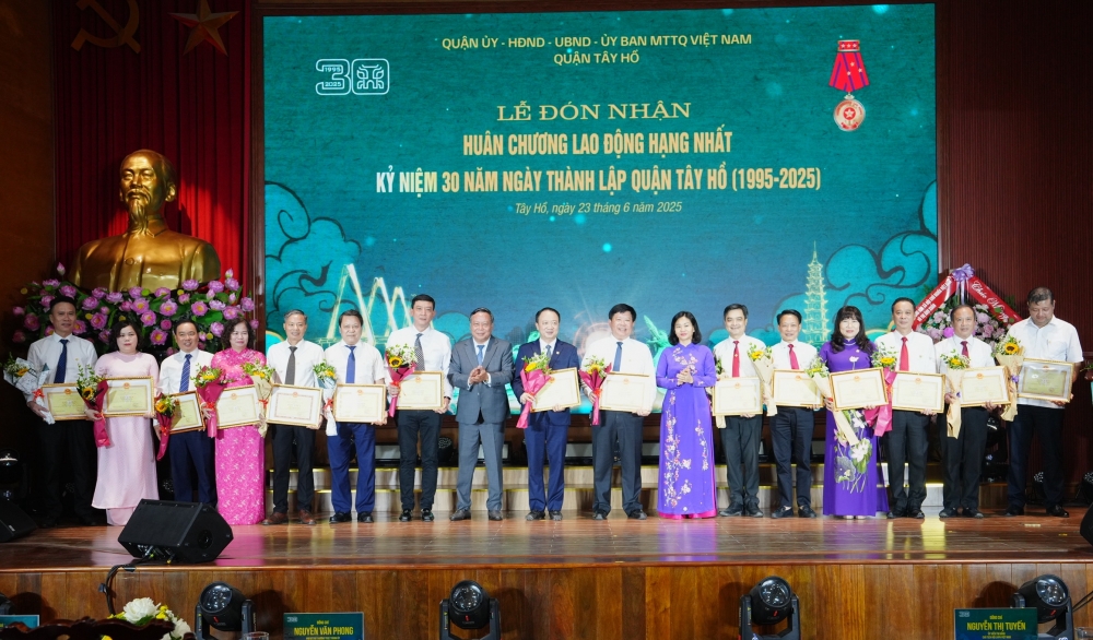 Quận Tây Hồ đón nhận Huân chương Lao động hạng Nhất