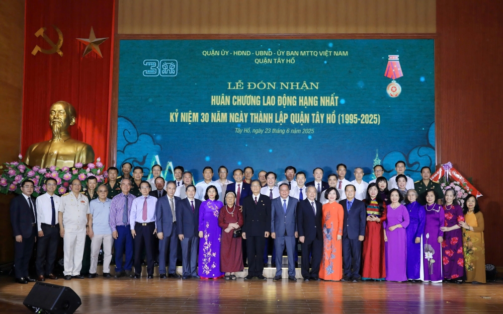 Quận Tây Hồ đón nhận Huân chương Lao động hạng Nhất