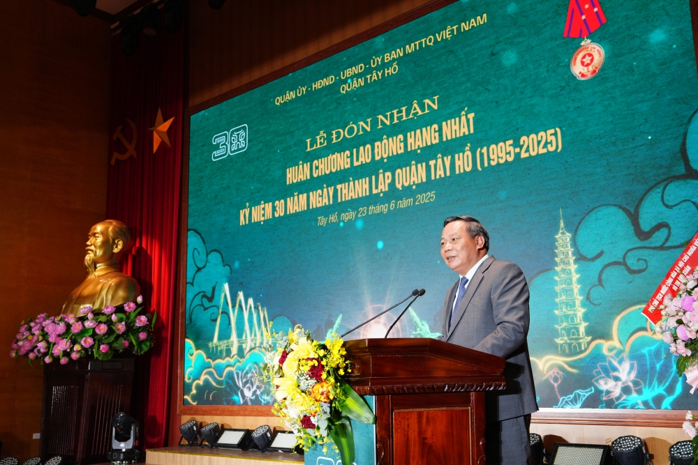 Quận Tây Hồ đón nhận Huân chương Lao động hạng Nhất
