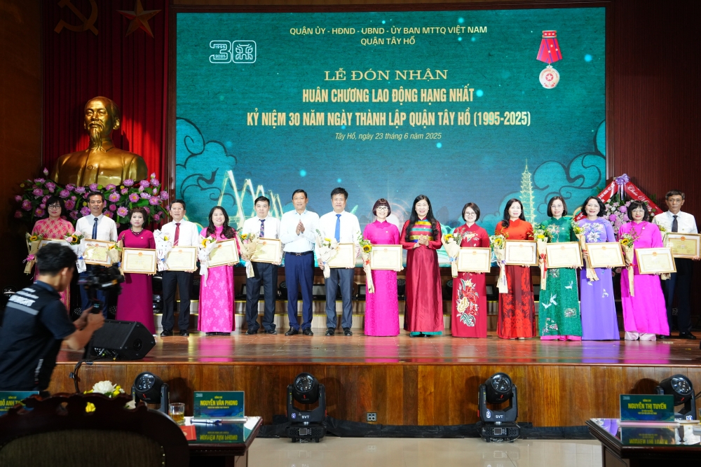 Quận Tây Hồ đón nhận Huân chương Lao động hạng Nhất