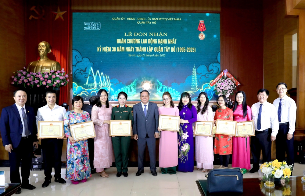 Quận Tây Hồ đón nhận Huân chương Lao động hạng Nhất