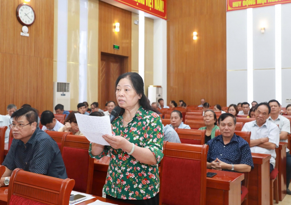 Cử tri phát biểu tại buổi tiếp xúc
