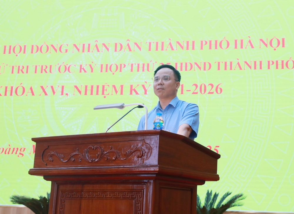 Phó Chủ tịch UBND quận Hoàng Mai Võ Xuân Trọng phát biểu tại buổi tiếp xúc