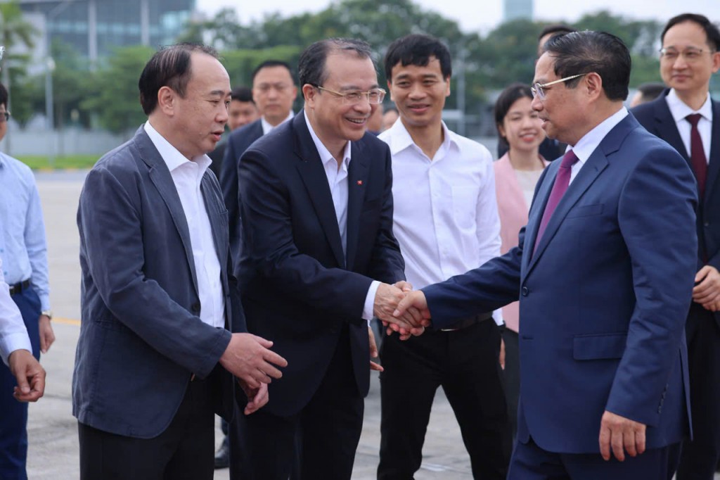 Thủ tướng Phạm Minh Chính cùng các đại biểu lên đường dự Hội nghị WEF 16 Thiên Tân và làm việc tại Trung Quốc - Ảnh: VGP/Nhật Bắc