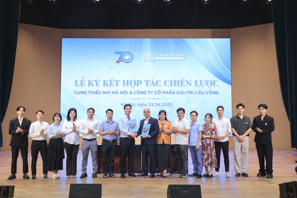 Các đại biểu Cung Thiếu nhi Hà Nội và Công ty Cổ phần Giải trí Cầu Vồng chụp ảnh lưu niệm sau lễ ký kết
