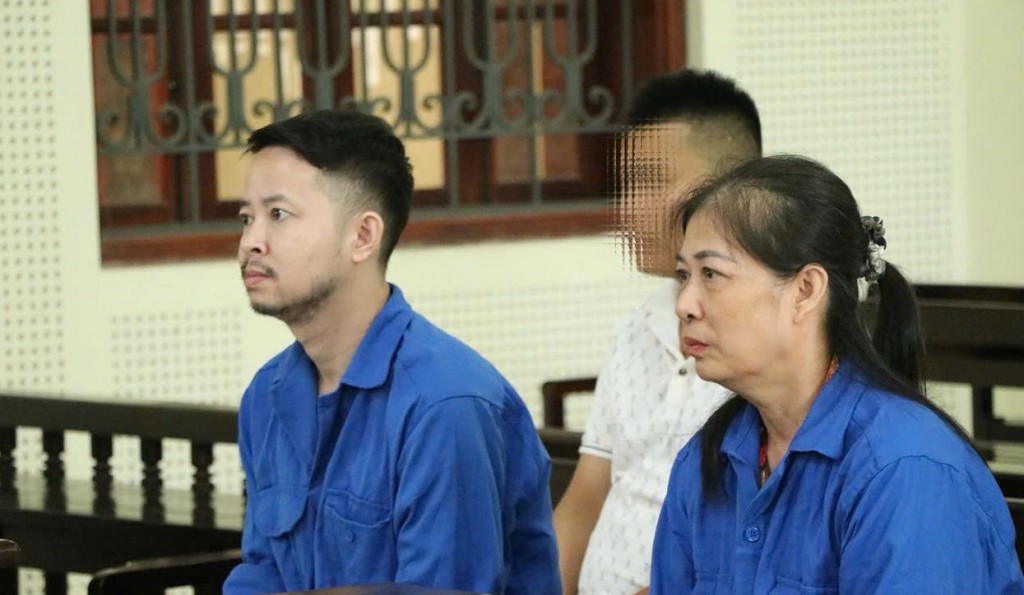 Hai bị cáo Hồ Văn Mạnh và Trần Thị Ngọc tại tòa.