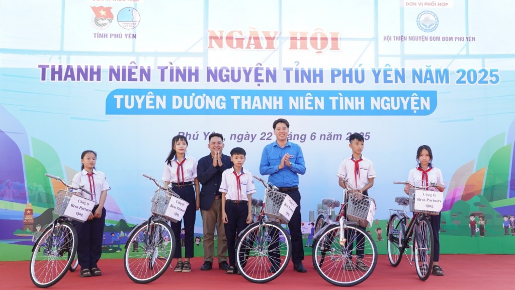 Hội Thiện nguyện Đom Đóm Phú Yên trao tặng xe đạp và học bổng cho học sinh khó khăn trường THCS Trần Phú.