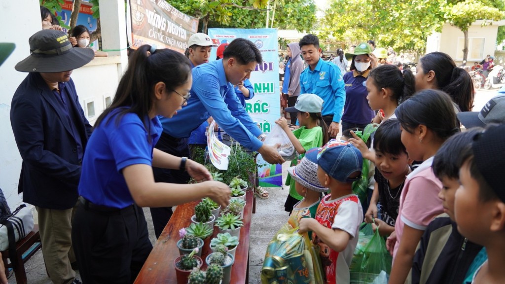 Trong khuôn khổ ngày hội, đông đảo đoàn viên, thanh niên đã tích cực tham gia vào các công trình, phần việc thanh niên thiết thực