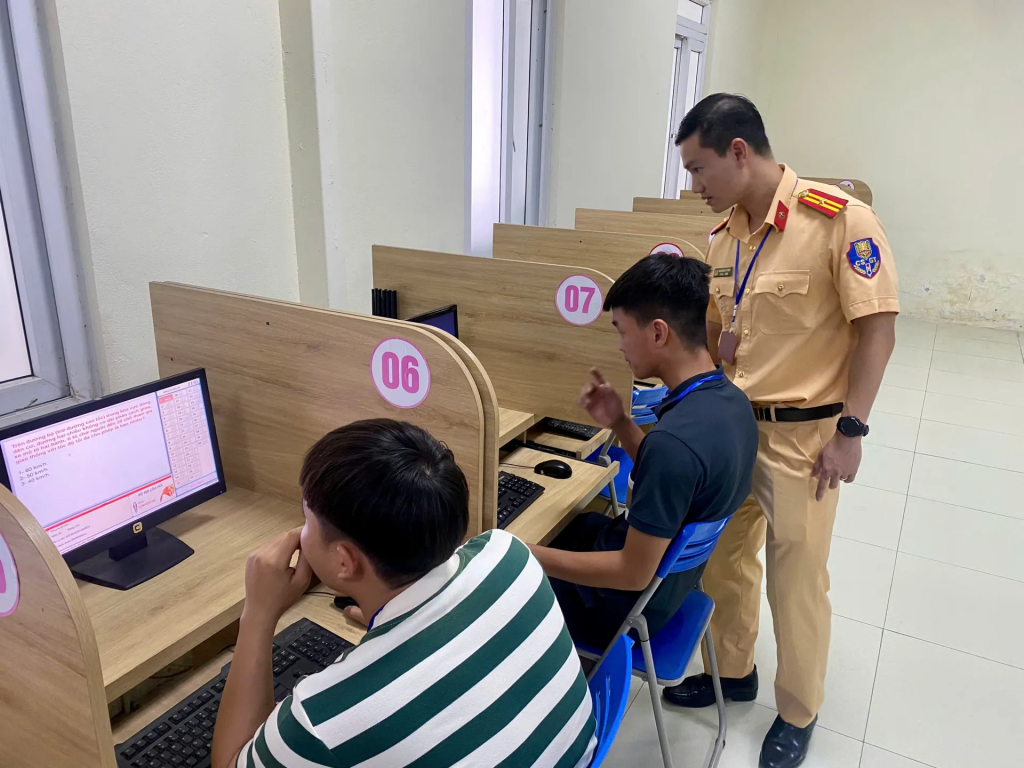 Công an Hà Nội tổ chức kỳ sát hạch lái xe đầu tiên