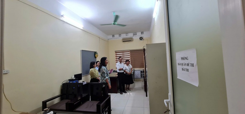 Đoàn công tác của Ban chỉ đạo thi quận Ba Đình kiểm tra cơ sở vật chất phục vụ kỳ thi tốt nghiệp THPT