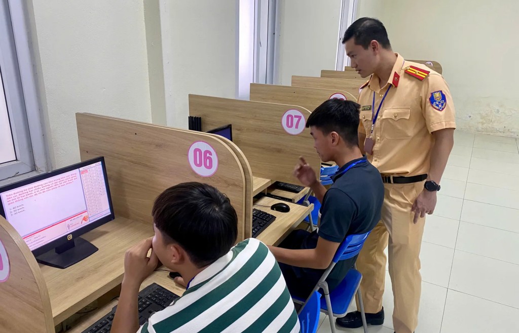 Công an Hà Nội tổ chức kỳ sát hạch lái xe đầu tiên
