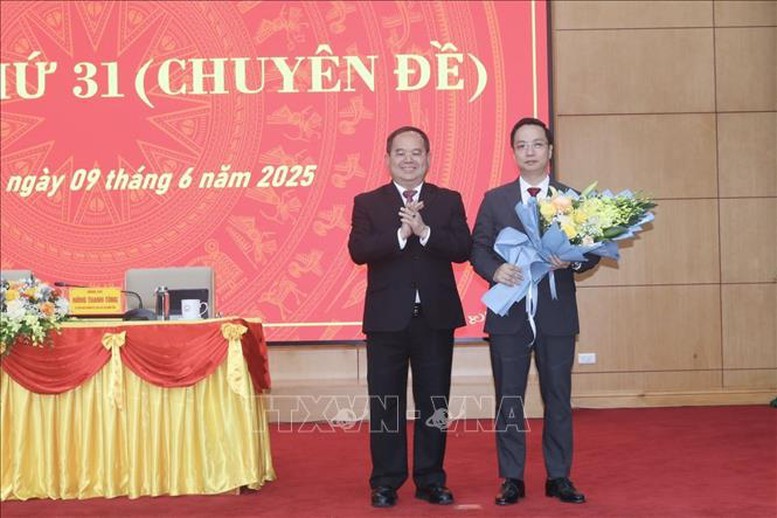 Bí thư Tỉnh ủy Cao Bằng Quản Minh Cường tặng hoa chúc mừng ông Lê Hải Hoà được bầu làm Chủ tịch UBND tỉnh Cao Bằng khoá XVII, nhiệm kì 2021-2026
